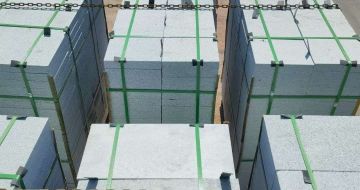 防城港 芝麻白花岗岩5公分地铺石 花岗岩厂家工厂装车日常