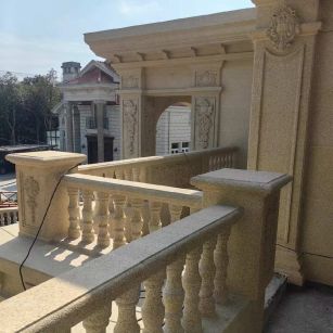 防城港 黄金麻别墅外墙干挂雕花配合阳台栏杆花瓶柱