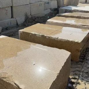 防城港 黄金麻方料堆场洗料分选中，原材料充足