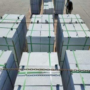 防城港 芝麻白花岗岩5公分地铺石 花岗岩厂家工厂装车日常