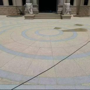 防城港 黄金麻芝麻灰花岗岩石材地铺拼接效果