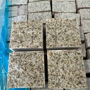 防城港 黄金麻花岗岩自然面小方块，弹石，马蹄石等