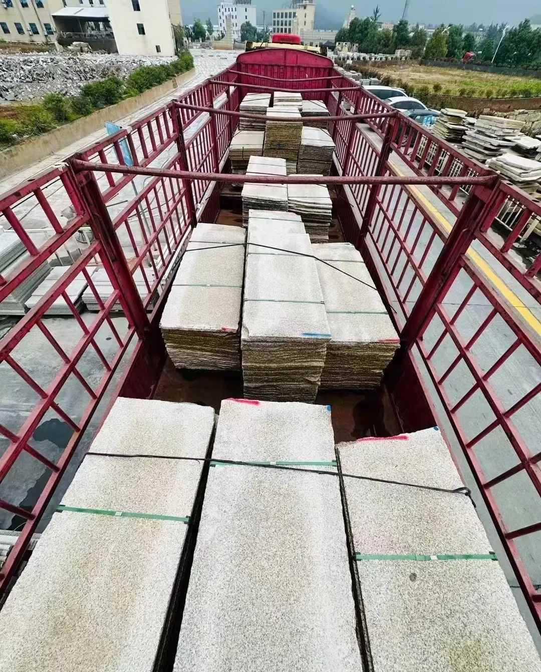 防城港 黄金麻花岗岩荔枝面，光面毛板装车完成