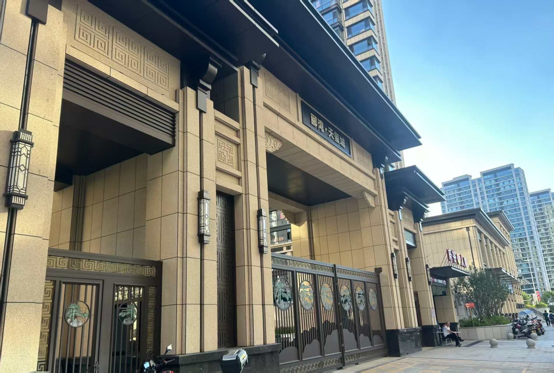 防城港 黄金麻花岗岩荔枝面小区门楼外墙干挂