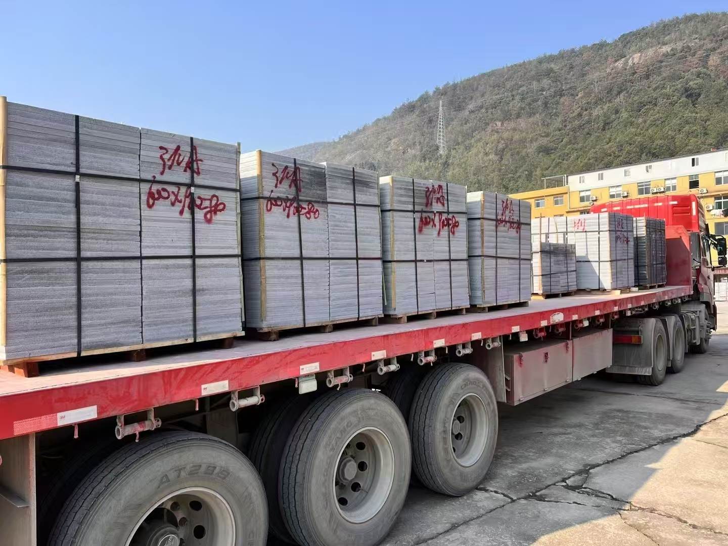 防城港 芝麻灰地铺石出货日常