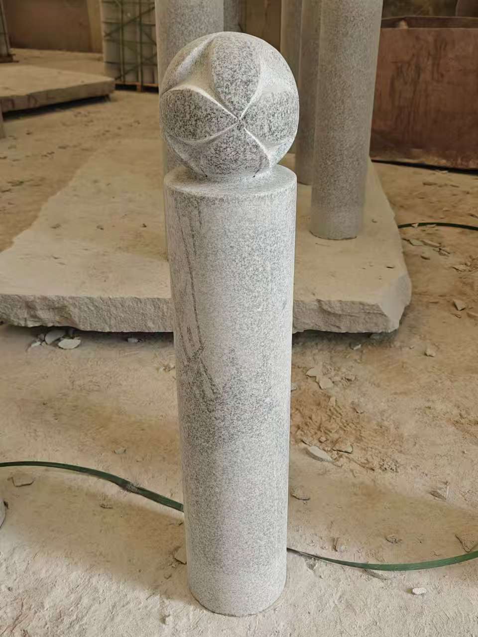 防城港 芝麻白花岗岩石材挡车石柱、停车柱、圆柱挡车柱、方柱挡车柱等