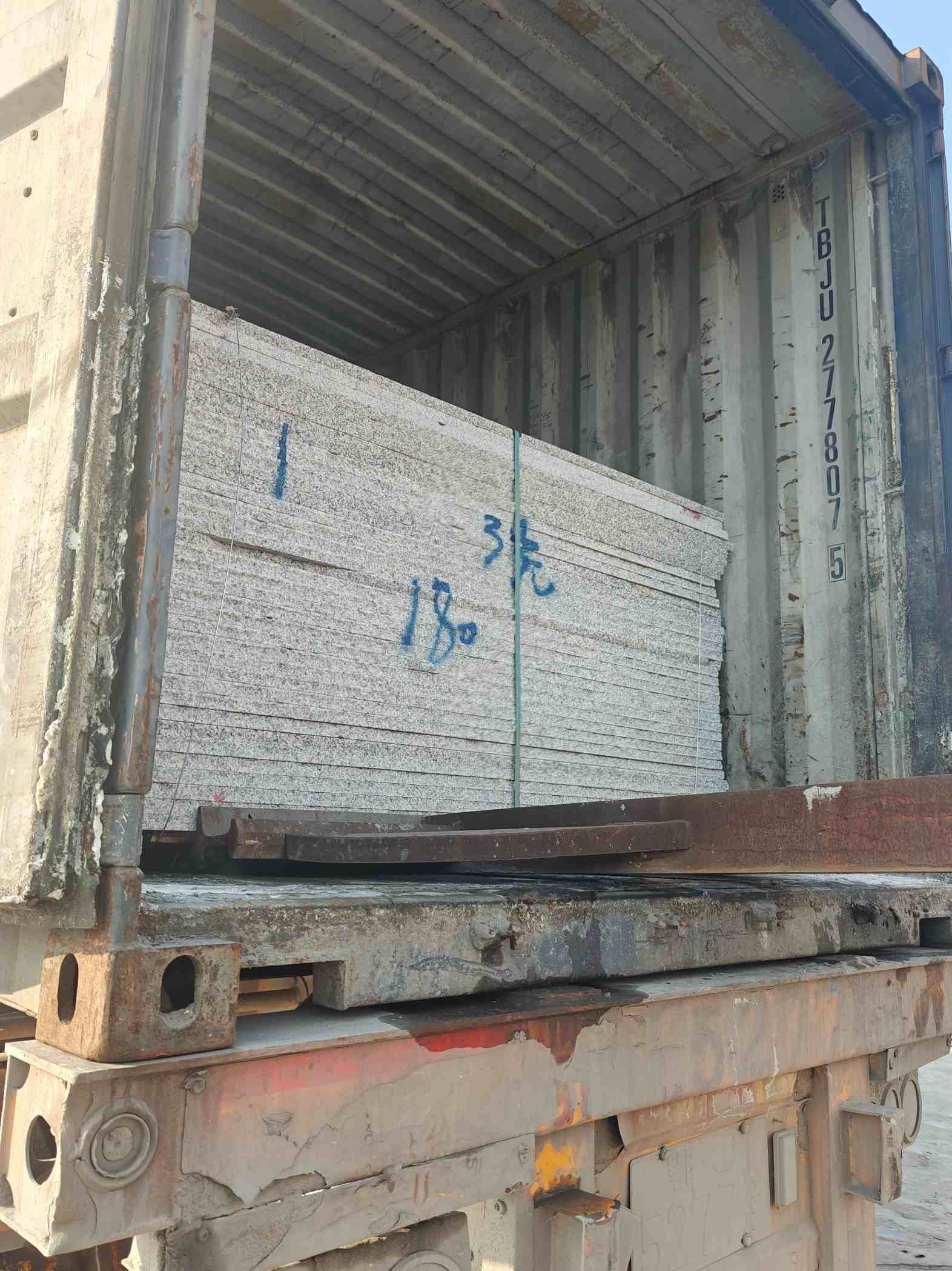 防城港 芝麻白花岗岩石材3.0公分光面毛板装柜出货