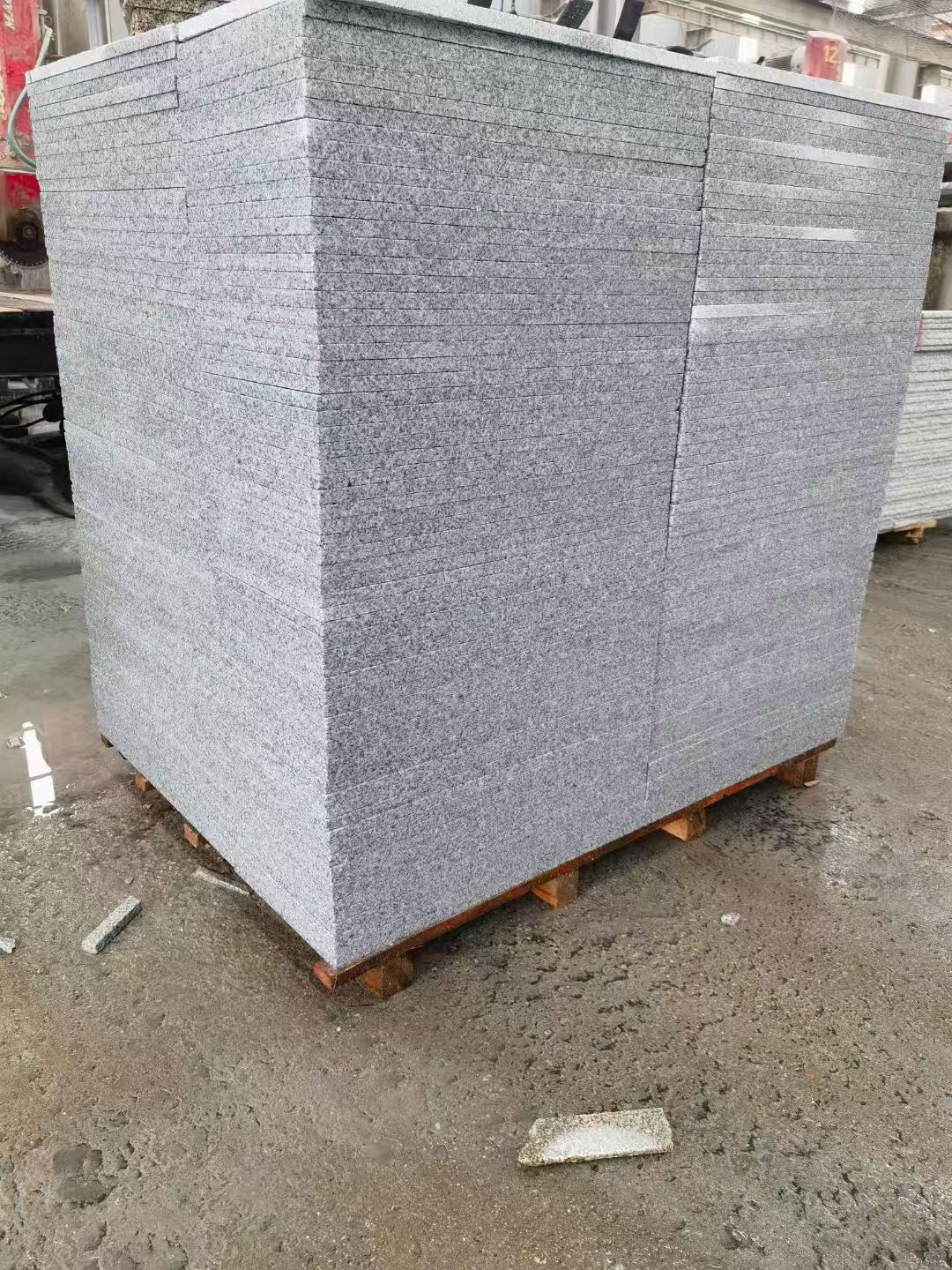 防城港 芝麻白火烧面1.8厚300*600地铺石，尺寸标准，厚薄均匀