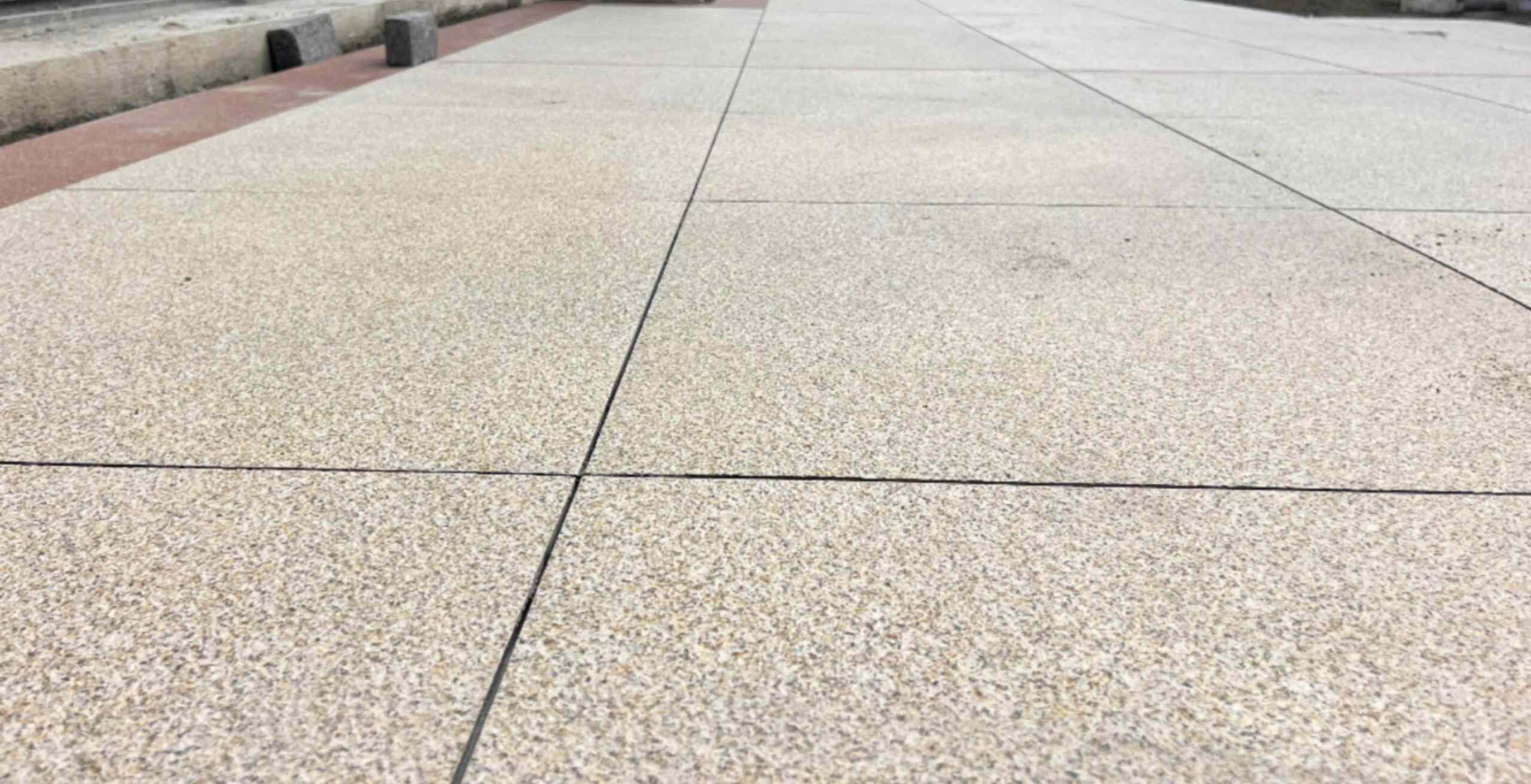 防城港 黄金麻花岗岩石板材荔枝面地面铺装效果