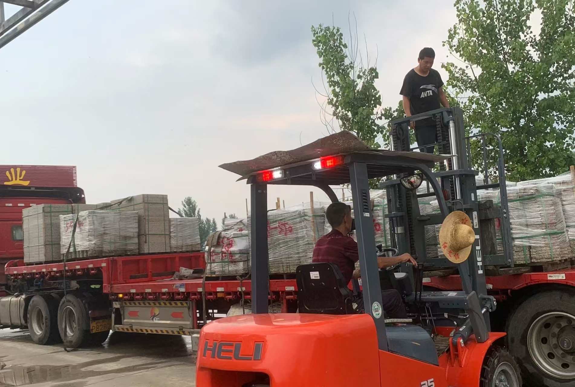 防城港 黄金麻冰裂纹，地铺石装车