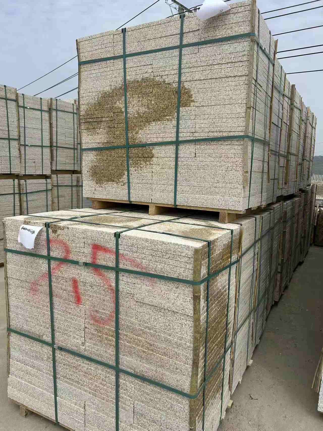 防城港 黄金麻花岗岩石材荔枝面地铺石2.5*300*600