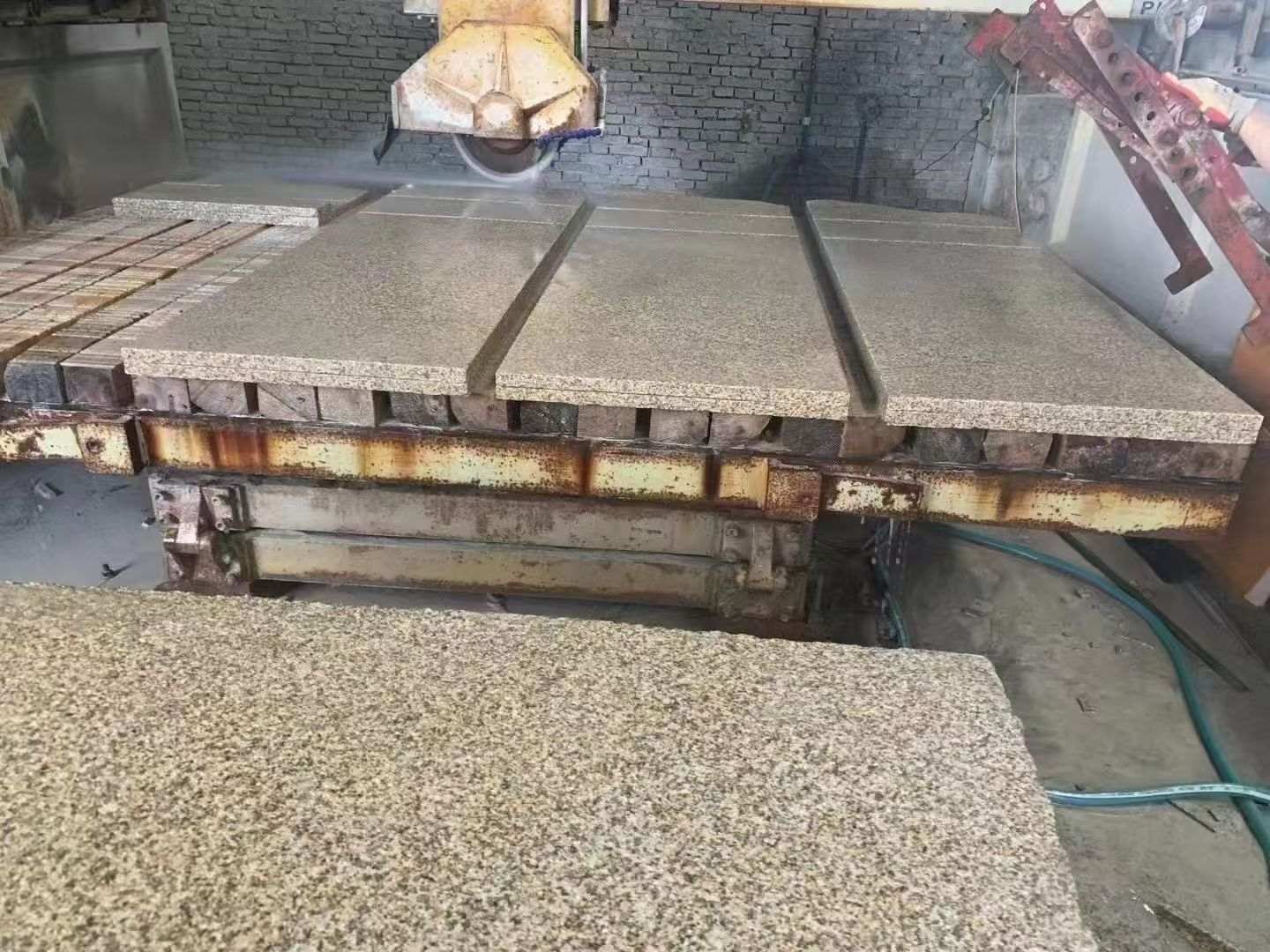 防城港 黄金麻荔枝面成品板加工