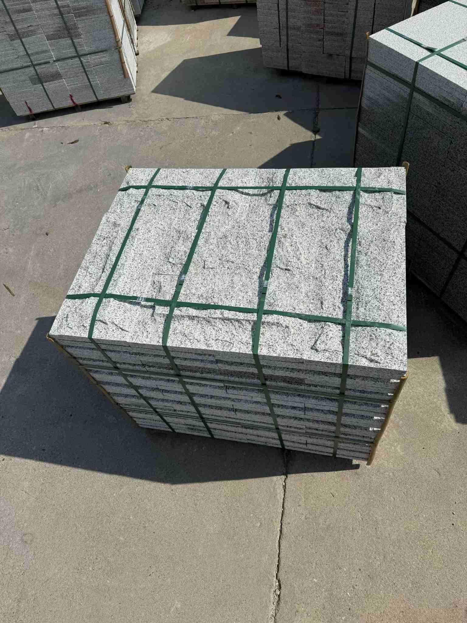 防城港 白麻花岗岩石材自然面蘑菇石成品