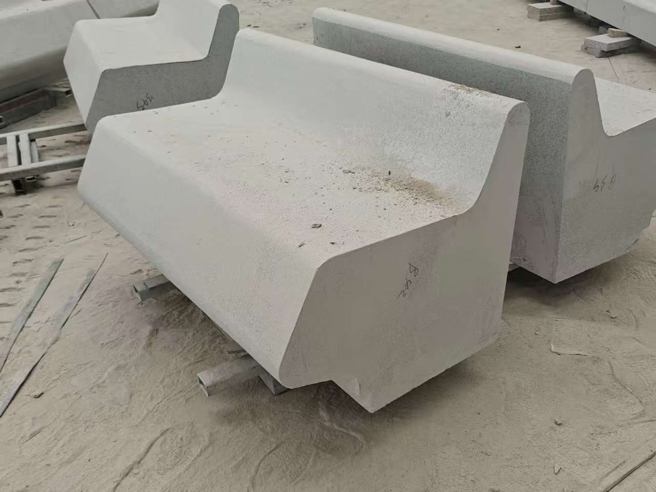 防城港 芝麻白花岗岩异形坐凳，石凳