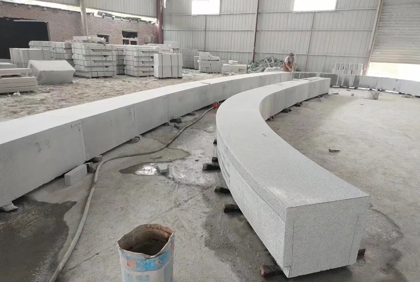 防城港芝麻白花岗岩石板材 园林光面弧形坐凳