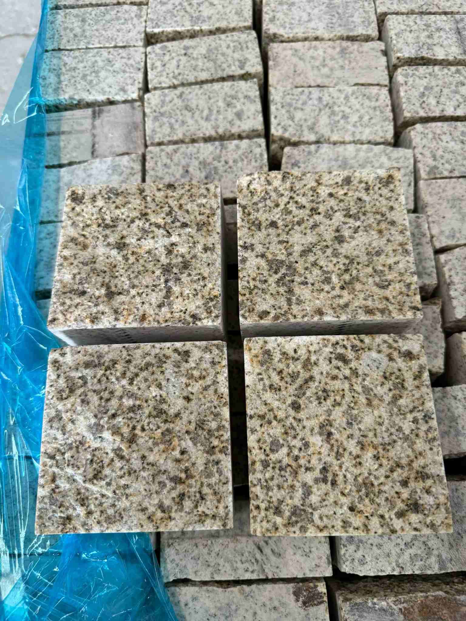 防城港 黄金麻花岗岩自然面小方块，弹石，马蹄石等