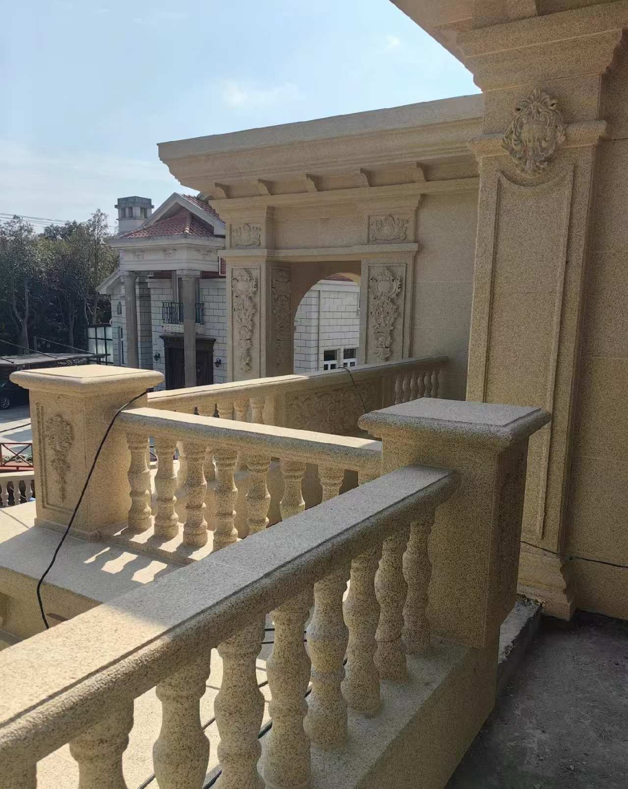 防城港 黄金麻别墅外墙干挂雕花配合阳台栏杆花瓶柱