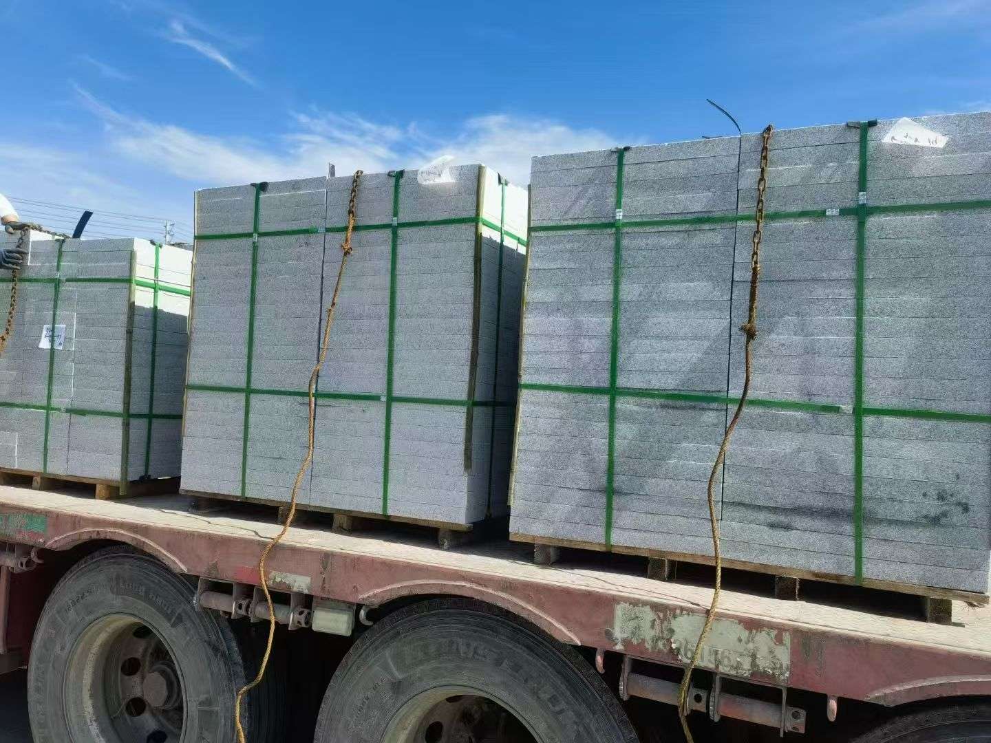 防城港 芝麻白花岗岩地铺石装车日常