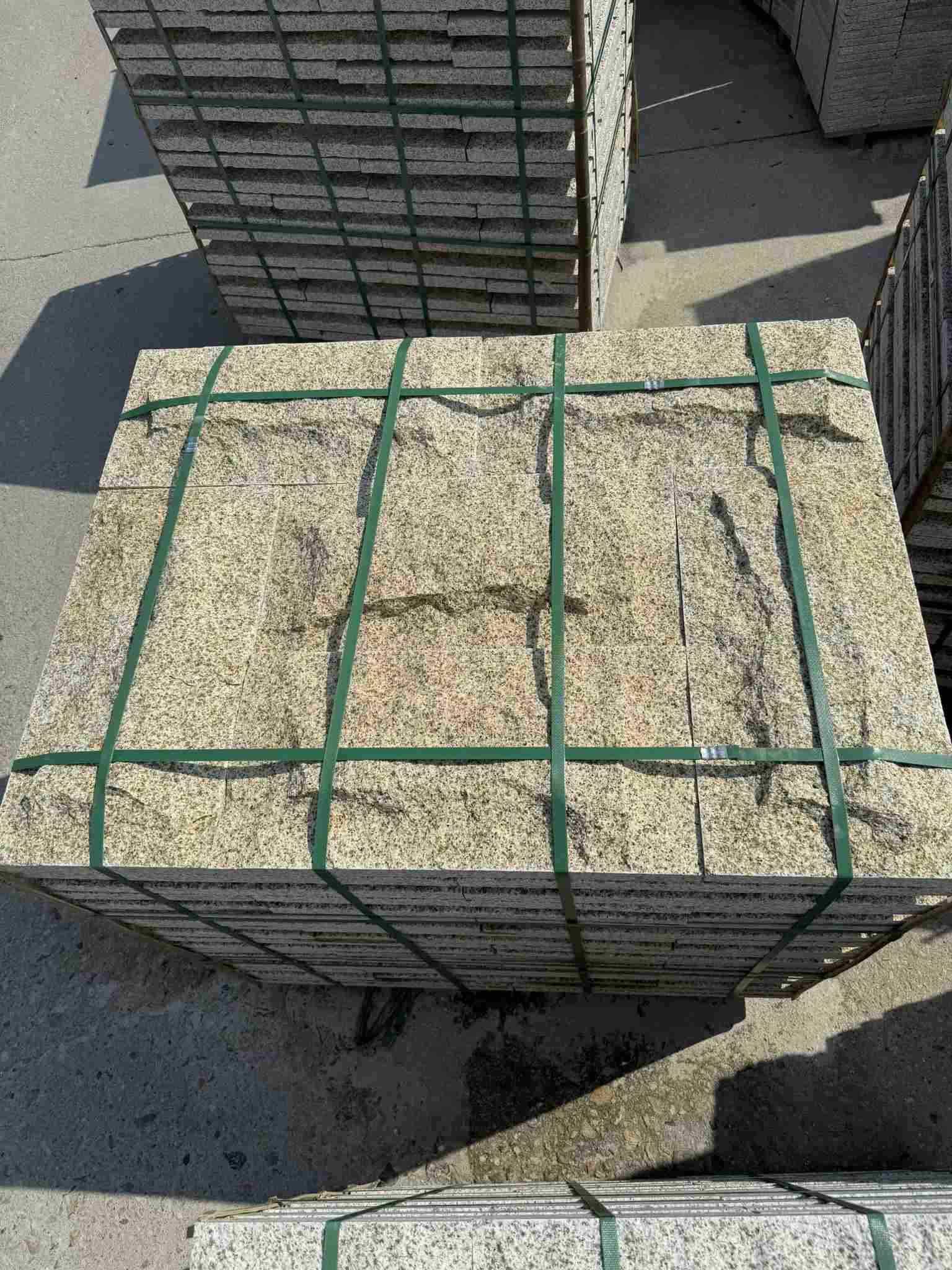 防城港 黄金麻花岗岩石材自然面蘑菇石成品