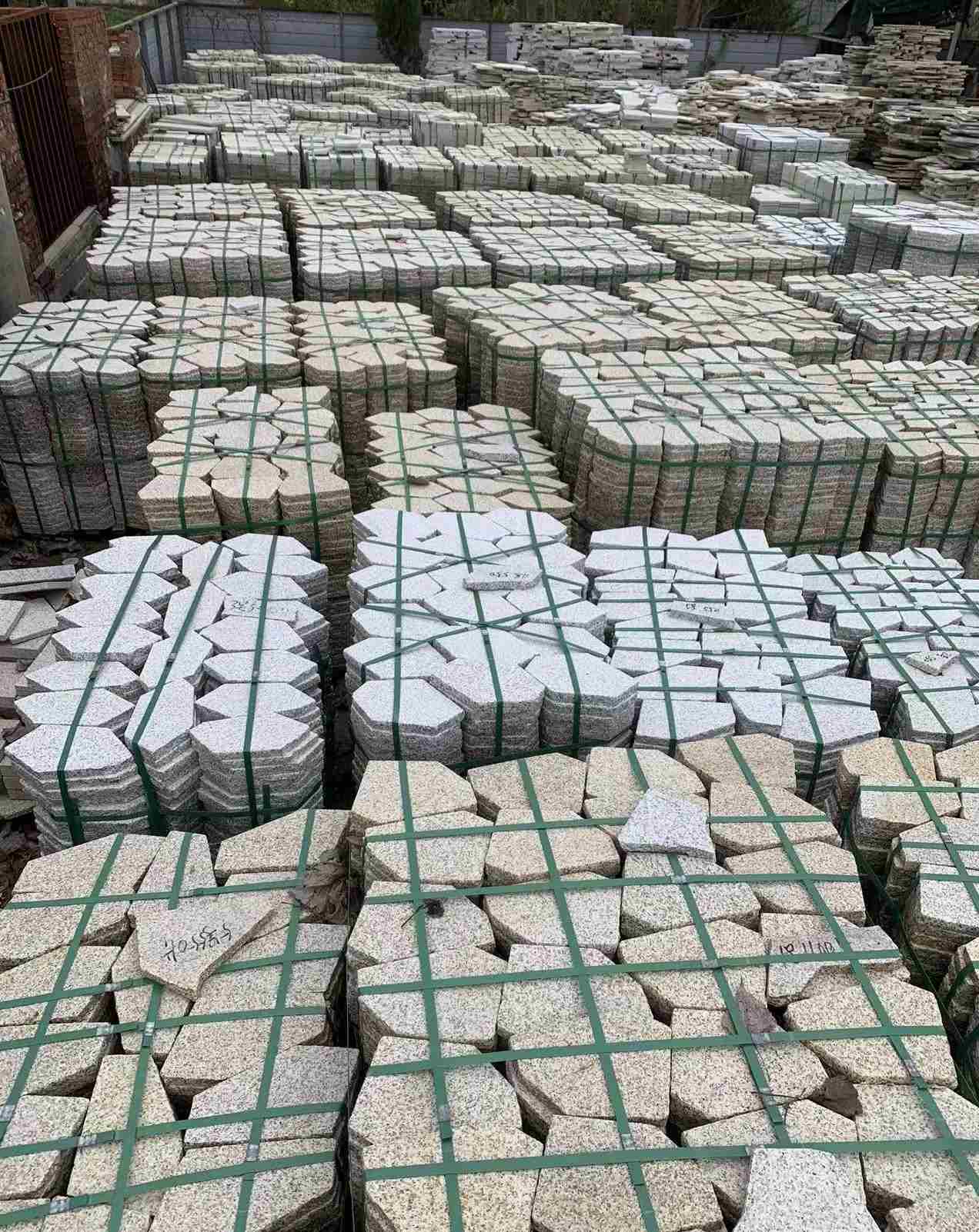 防城港 黄金麻白麻花岗岩荔枝面地铺石(冰裂纹)