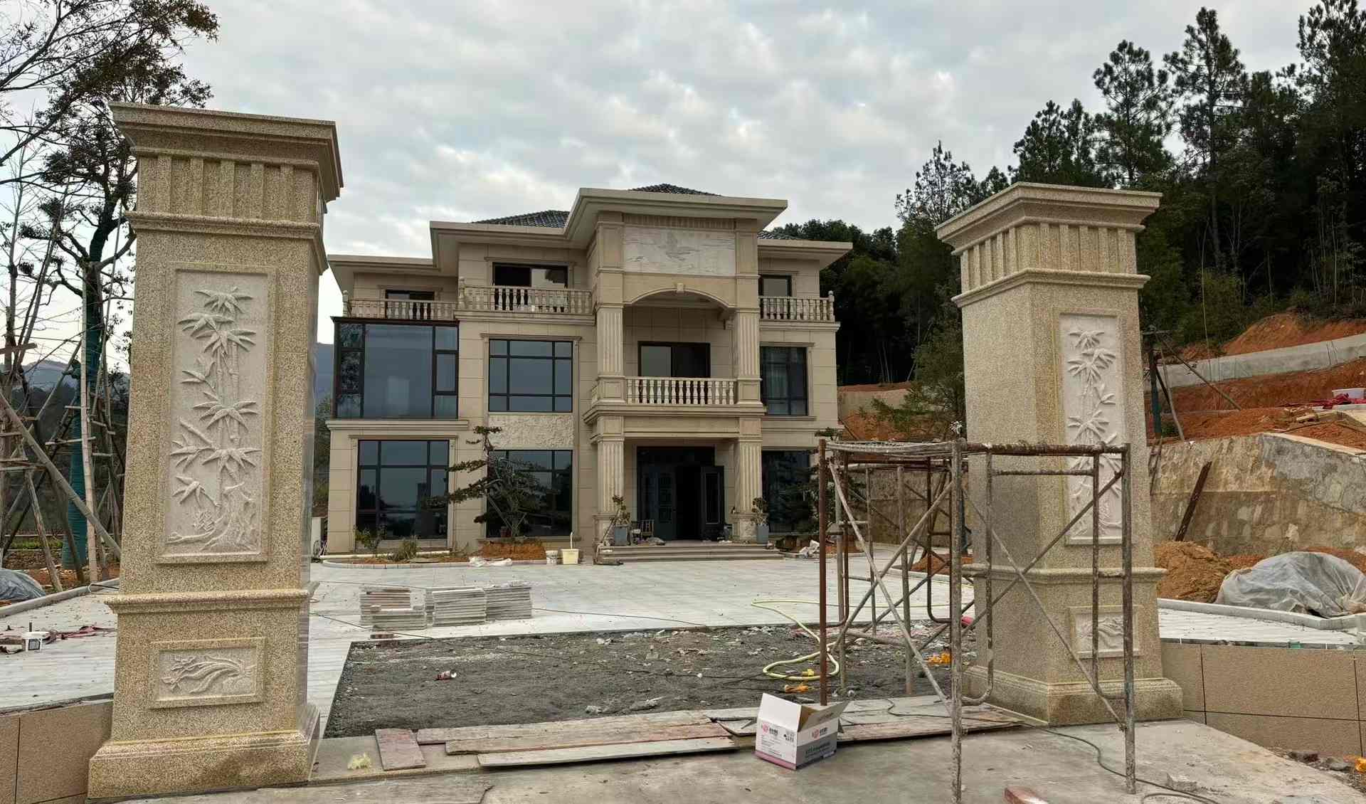 防城港 黄金麻花岗岩别墅雕花外墙干挂配上门口雕花罗马柱