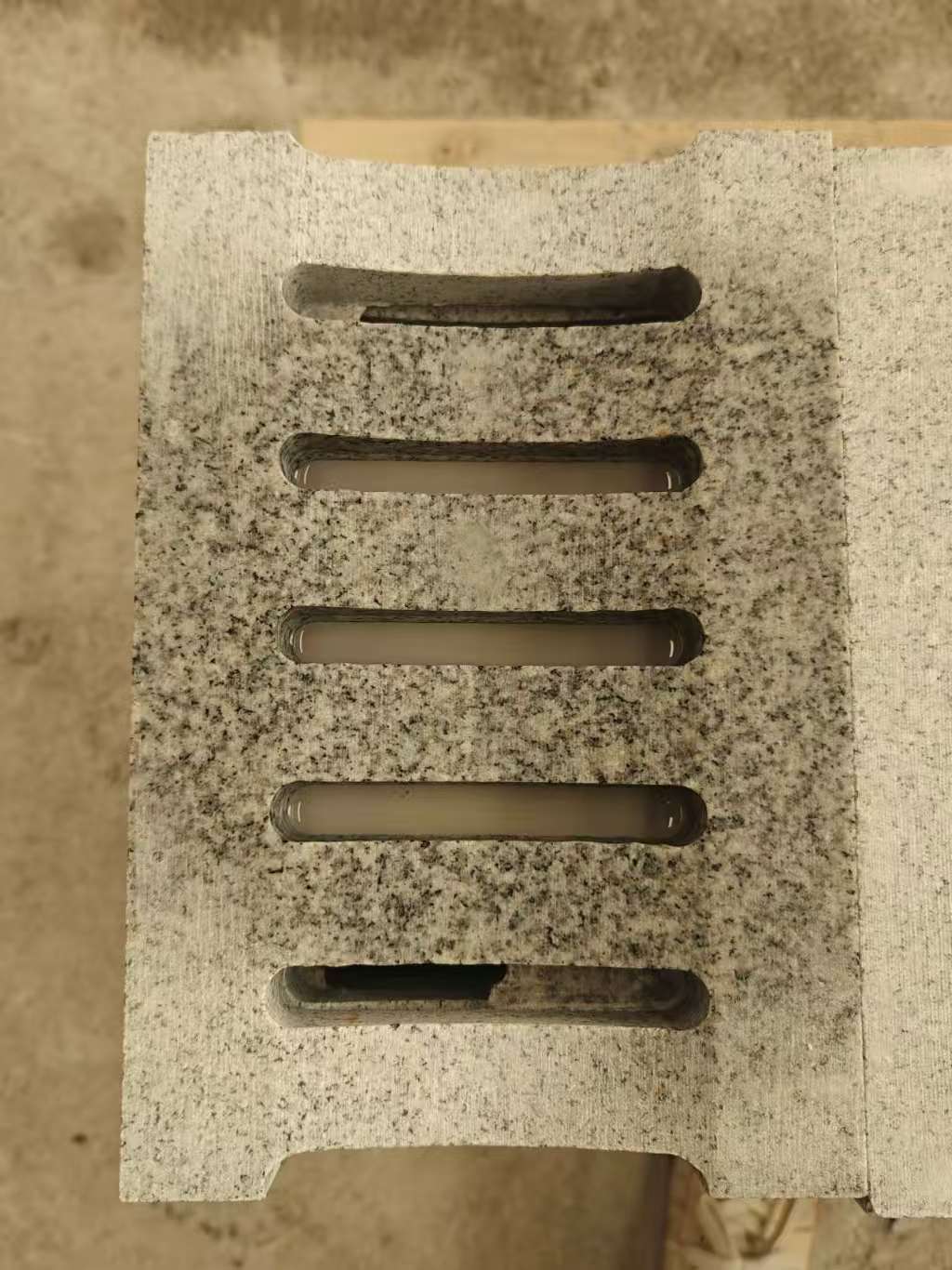 防城港 芝麻白拉丝面花岗岩U型开槽排水槽